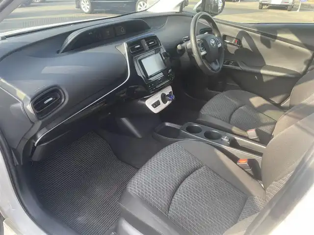 トヨタ プリウス E 長崎県 2017(平29)年 12.1万km スーパーホワイトⅡ (株)IDOMが運営する【じしゃロン長崎店】の自社ローン対象車両になります。こちらは現金ご利用時の価格です。自社ローンご希望の方は別途その旨お申付け下さい。/・社外ナビ/・Bluetooth/・社外フロアマット/・ドライブレコーダー/・ETC/・ドアバイザー