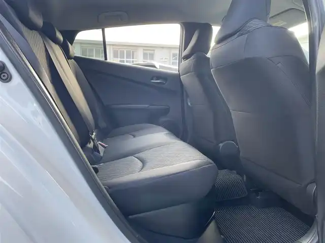 トヨタ プリウス E 長崎県 2017(平29)年 12.1万km スーパーホワイトⅡ (株)IDOMが運営する【じしゃロン長崎店】の自社ローン対象車両になります。こちらは現金ご利用時の価格です。自社ローンご希望の方は別途その旨お申付け下さい。/・社外ナビ/・Bluetooth/・社外フロアマット/・ドライブレコーダー/・ETC/・ドアバイザー