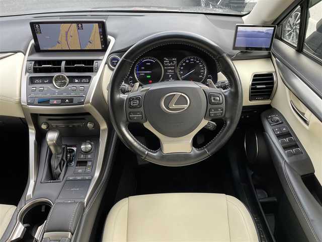 レクサス ＮＸ 300h Iパッケージ 島根県 2018(平30)年 8万km ソニックチタニウム レクサスセーフティセンス/純正ナビ/CD/DVD/Blu-ray/Bluetooth/DTV/F/S/Rカメラ/レーダークルーズコントロール/レーンキープ/三眼LEDオートライト/オートマチックハイビーム /ステアリングスイッチ/ステアリングヒーター/白革シート/シートヒーター /パワーシート/メモリーシート /パワーバックドア /ドライブレコーダー /ビルトインETC2.0/純正フロアマット/純正ドアバイザー/スマートキー/スペアキー /カードキー/プッシュスタート /TVキャンセラー/パドルシフト