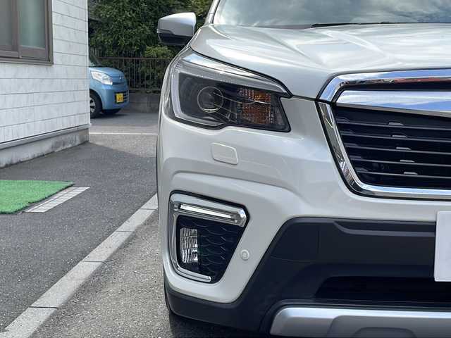 スバル フォレスター ハイブリッド アドバンス 埼玉県 2020(令2)年 4.9万km クリスタルホワイトP 登録時48822km/4WD/サンルーフ/レザーシート/シートヒーター（全席）/パワーシート（D＋N席）/ポジションメモリー/純正メモリナビ（CN-FX800D）/フルセグ/BT/CD/Blu-ray Disc/バックカメラ/衝突被害軽減システム/レーンキープアシスト/SI-DRIVE/SRH/SRVD/ドライバーモニタリングシステム/AVH/X MODE/メモリーハイト/レーダークルーズコントロール/パドルシフト/ドライブレコーダー/ETC2.0/インテリジェンスルームミラー/革巻きハンドル/ステアリングリモコン/ステアリングヒーター/電動リアゲート/電動格納ミラー/ウィンカーミラー/プッシュスタート/オートライト/横滑り防止装置/純正フロアマット/純正LEDヘッドライト/フォグランプ/コーナーセンサー/純正18インチアルミホイール/ルーフレール/ドアバイザー/スマートキー×2/保証書/取説/ナビ取説