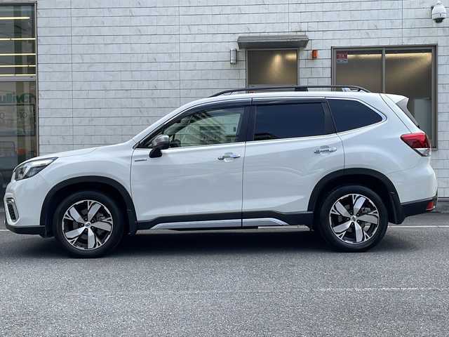 スバル フォレスター ハイブリッド アドバンス 埼玉県 2020(令2)年 4.9万km クリスタルホワイトP 登録時48822km/4WD/サンルーフ/レザーシート/シートヒーター（全席）/パワーシート（D＋N席）/ポジションメモリー/純正メモリナビ（CN-FX800D）/フルセグ/BT/CD/Blu-ray Disc/バックカメラ/衝突被害軽減システム/レーンキープアシスト/SI-DRIVE/SRH/SRVD/ドライバーモニタリングシステム/AVH/X MODE/メモリーハイト/レーダークルーズコントロール/パドルシフト/ドライブレコーダー/ETC2.0/インテリジェンスルームミラー/革巻きハンドル/ステアリングリモコン/ステアリングヒーター/電動リアゲート/電動格納ミラー/ウィンカーミラー/プッシュスタート/オートライト/横滑り防止装置/純正フロアマット/純正LEDヘッドライト/フォグランプ/コーナーセンサー/純正18インチアルミホイール/ルーフレール/ドアバイザー/スマートキー×2/保証書/取説/ナビ取説