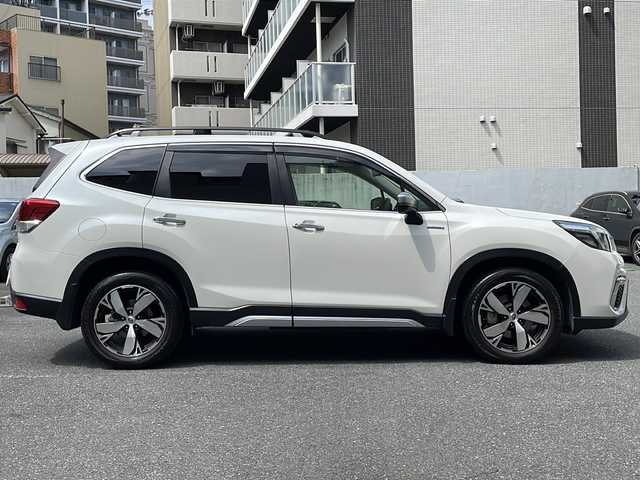 スバル フォレスター ハイブリッド アドバンス 埼玉県 2020(令2)年 4.9万km クリスタルホワイトP 登録時48822km/4WD/サンルーフ/レザーシート/シートヒーター（全席）/パワーシート（D＋N席）/ポジションメモリー/純正メモリナビ（CN-FX800D）/フルセグ/BT/CD/Blu-ray Disc/バックカメラ/衝突被害軽減システム/レーンキープアシスト/SI-DRIVE/SRH/SRVD/ドライバーモニタリングシステム/AVH/X MODE/メモリーハイト/レーダークルーズコントロール/パドルシフト/ドライブレコーダー/ETC2.0/インテリジェンスルームミラー/革巻きハンドル/ステアリングリモコン/ステアリングヒーター/電動リアゲート/電動格納ミラー/ウィンカーミラー/プッシュスタート/オートライト/横滑り防止装置/純正フロアマット/純正LEDヘッドライト/フォグランプ/コーナーセンサー/純正18インチアルミホイール/ルーフレール/ドアバイザー/スマートキー×2/保証書/取説/ナビ取説