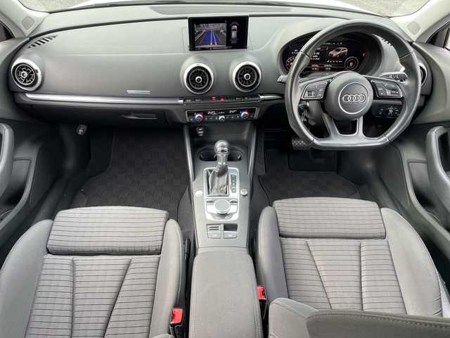 アウディ Ａ３ スポーツバック 1．4 TFSI 三重県 2018(平30)年 5.5万km グレイシアホワイトメタリック 登録時54745km/ワンオーナー/禁煙車/純正ナビ/・Ｂｌｕｅｔｏｏｔｈ・フルセグ・USB・SD・AUX・AM/FM/レーダークルーズコントロール/バックカメラ/前方ドラレコ/前席シートヒーター/D席パワーシート/前後コーナーセンサー/パドルシフト/AUTOライト/LEDヘッドライト/フォグランプ/電動パーキングブレーキ/ブレーキホールド