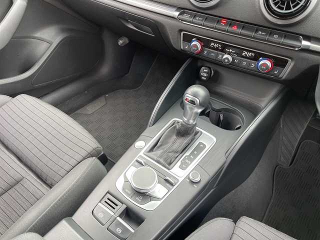 アウディ Ａ３ スポーツバック 1．4 TFSI 三重県 2018(平30)年 5.5万km グレイシアホワイトメタリック 登録時54745km/ワンオーナー/禁煙車/純正ナビ/・Ｂｌｕｅｔｏｏｔｈ・フルセグ・USB・SD・AUX・AM/FM/レーダークルーズコントロール/バックカメラ/前方ドラレコ/前席シートヒーター/D席パワーシート/前後コーナーセンサー/パドルシフト/AUTOライト/LEDヘッドライト/フォグランプ/電動パーキングブレーキ/ブレーキホールド