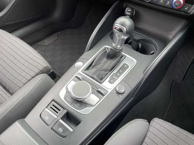 アウディ Ａ３ スポーツバック 1．4 TFSI 三重県 2018(平30)年 5.5万km グレイシアホワイトメタリック 登録時54745km/ワンオーナー/禁煙車/純正ナビ/・Ｂｌｕｅｔｏｏｔｈ・フルセグ・USB・SD・AUX・AM/FM/レーダークルーズコントロール/バックカメラ/前方ドラレコ/前席シートヒーター/D席パワーシート/前後コーナーセンサー/パドルシフト/AUTOライト/LEDヘッドライト/フォグランプ/電動パーキングブレーキ/ブレーキホールド