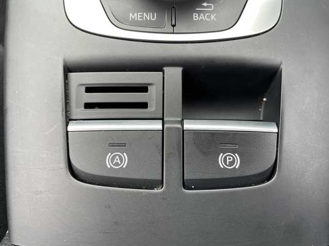 アウディ Ａ３ スポーツバック 1．4 TFSI 三重県 2018(平30)年 5.5万km グレイシアホワイトメタリック 登録時54745km/ワンオーナー/禁煙車/純正ナビ/・Ｂｌｕｅｔｏｏｔｈ・フルセグ・USB・SD・AUX・AM/FM/レーダークルーズコントロール/バックカメラ/前方ドラレコ/前席シートヒーター/D席パワーシート/前後コーナーセンサー/パドルシフト/AUTOライト/LEDヘッドライト/フォグランプ/電動パーキングブレーキ/ブレーキホールド