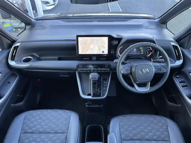 トヨタ ヴォクシー 東京都 2024(令6)年 3万km グリッターブラックガラスフレーク １０．５インチ純正ナビ　/Ｂｌｕｅｔｏｏｔｈ　/ＴＶ　/ＦＭ　/ＡＭ　/ＣＤ　/ＤＶＤ　/両側電動スライドドア　/追従型クルーズコントロールシステム　/シートヒーター　/ハーフレザーシート　/トヨタセーフティセンス/ABS/横滑り防止装置/コーナーセンサー/レーンアシスト/オートマチックハイビーム/衝突被害軽減システム