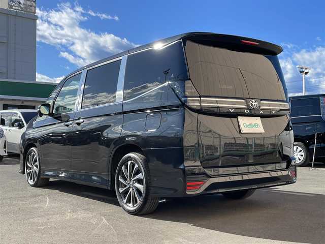 トヨタ ヴォクシー 東京都 2024(令6)年 3万km グリッターブラックガラスフレーク １０．５インチ純正ナビ　/Ｂｌｕｅｔｏｏｔｈ　/ＴＶ　/ＦＭ　/ＡＭ　/ＣＤ　/ＤＶＤ　/両側電動スライドドア　/追従型クルーズコントロールシステム　/シートヒーター　/ハーフレザーシート　/トヨタセーフティセンス/ABS/横滑り防止装置/コーナーセンサー/レーンアシスト/オートマチックハイビーム/衝突被害軽減システム