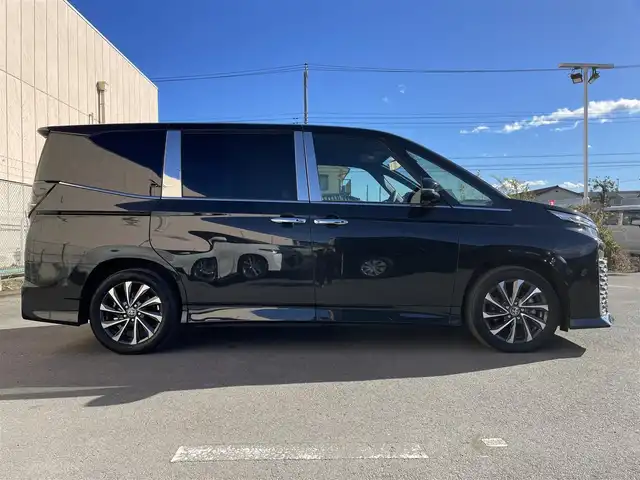 トヨタ ヴォクシー 東京都 2024(令6)年 3万km グリッターブラックガラスフレーク １０．５インチ純正ナビ　/Ｂｌｕｅｔｏｏｔｈ　/ＴＶ　/ＦＭ　/ＡＭ　/ＣＤ　/ＤＶＤ　/両側電動スライドドア　/追従型クルーズコントロールシステム　/シートヒーター　/ハーフレザーシート　/トヨタセーフティセンス/ABS/横滑り防止装置/コーナーセンサー/レーンアシスト/オートマチックハイビーム/衝突被害軽減システム