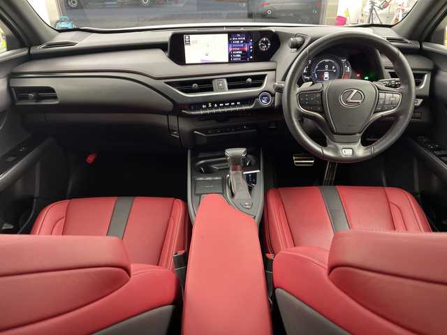 レクサス ＵＸ 250h Fスポーツ 兵庫県 2019(令1)年 4.8万km ホワイトノーヴァガラスフレーク ・純正ナビ/CD/DVD/USB/Bluetooth/Miracast/・バックカメラ/・ビルトインETC2.0/・サンルーフ/・LEXUSsafety/・TRDエアロ（フロントサイド）/・TRDオーバーフェンダー/・プリクラッシュセーフティ/・レーンキープアシスト/・パーキングサポートブレーキ/・クリアランスソナー/・ロードサインアシスト/・先行車発進告知/・レーダークルーズコントロール/・オートマチックハイビーム/・レザーシート/・パワーシート/・前席シートヒーター/・ステアリングヒーター/・パワーバックドア/・ステアリングヒーター/・後席ＵＳＢ充電ポート/・LEDヘッドライト/・LEDフォグランプ/・スマートキー