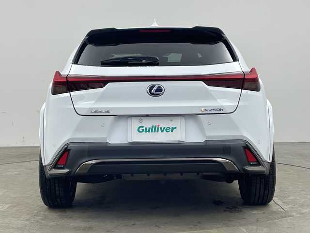 レクサス ＵＸ 250h Fスポーツ 兵庫県 2019(令1)年 4.8万km ホワイトノーヴァガラスフレーク ・純正ナビ/CD/DVD/USB/Bluetooth/Miracast/・バックカメラ/・ビルトインETC2.0/・サンルーフ/・LEXUSsafety/・TRDエアロ（フロントサイド）/・TRDオーバーフェンダー/・プリクラッシュセーフティ/・レーンキープアシスト/・パーキングサポートブレーキ/・クリアランスソナー/・ロードサインアシスト/・先行車発進告知/・レーダークルーズコントロール/・オートマチックハイビーム/・レザーシート/・パワーシート/・前席シートヒーター/・ステアリングヒーター/・パワーバックドア/・ステアリングヒーター/・後席ＵＳＢ充電ポート/・LEDヘッドライト/・LEDフォグランプ/・スマートキー