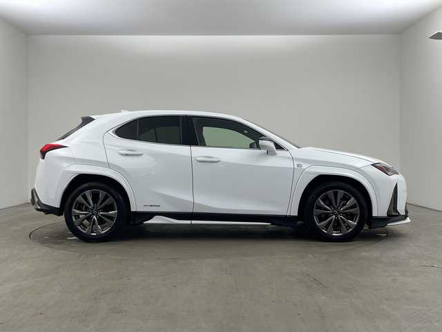 レクサス ＵＸ 250h Fスポーツ 兵庫県 2019(令1)年 4.8万km ホワイトノーヴァガラスフレーク ・純正ナビ/CD/DVD/USB/Bluetooth/Miracast/・バックカメラ/・ビルトインETC2.0/・サンルーフ/・LEXUSsafety/・TRDエアロ（フロントサイド）/・TRDオーバーフェンダー/・プリクラッシュセーフティ/・レーンキープアシスト/・パーキングサポートブレーキ/・クリアランスソナー/・ロードサインアシスト/・先行車発進告知/・レーダークルーズコントロール/・オートマチックハイビーム/・レザーシート/・パワーシート/・前席シートヒーター/・ステアリングヒーター/・パワーバックドア/・ステアリングヒーター/・後席ＵＳＢ充電ポート/・LEDヘッドライト/・LEDフォグランプ/・スマートキー