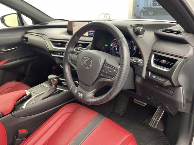 レクサス ＵＸ 250h Fスポーツ 兵庫県 2019(令1)年 4.8万km ホワイトノーヴァガラスフレーク ・純正ナビ/CD/DVD/USB/Bluetooth/Miracast/・バックカメラ/・ビルトインETC2.0/・サンルーフ/・LEXUSsafety/・TRDエアロ（フロントサイド）/・TRDオーバーフェンダー/・プリクラッシュセーフティ/・レーンキープアシスト/・パーキングサポートブレーキ/・クリアランスソナー/・ロードサインアシスト/・先行車発進告知/・レーダークルーズコントロール/・オートマチックハイビーム/・レザーシート/・パワーシート/・前席シートヒーター/・ステアリングヒーター/・パワーバックドア/・ステアリングヒーター/・後席ＵＳＢ充電ポート/・LEDヘッドライト/・LEDフォグランプ/・スマートキー