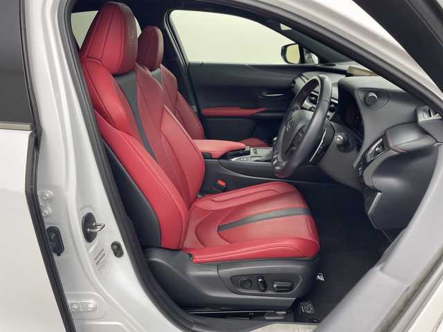 レクサス ＵＸ 250h Fスポーツ 兵庫県 2019(令1)年 4.8万km ホワイトノーヴァガラスフレーク ・純正ナビ/CD/DVD/USB/Bluetooth/Miracast/・バックカメラ/・ビルトインETC2.0/・サンルーフ/・LEXUSsafety/・TRDエアロ（フロントサイド）/・TRDオーバーフェンダー/・プリクラッシュセーフティ/・レーンキープアシスト/・パーキングサポートブレーキ/・クリアランスソナー/・ロードサインアシスト/・先行車発進告知/・レーダークルーズコントロール/・オートマチックハイビーム/・レザーシート/・パワーシート/・前席シートヒーター/・ステアリングヒーター/・パワーバックドア/・ステアリングヒーター/・後席ＵＳＢ充電ポート/・LEDヘッドライト/・LEDフォグランプ/・スマートキー