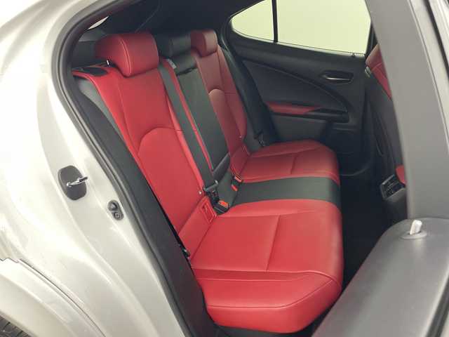 レクサス ＵＸ 250h Fスポーツ 兵庫県 2019(令1)年 4.8万km ホワイトノーヴァガラスフレーク ・純正ナビ/CD/DVD/USB/Bluetooth/Miracast/・バックカメラ/・ビルトインETC2.0/・サンルーフ/・LEXUSsafety/・TRDエアロ（フロントサイド）/・TRDオーバーフェンダー/・プリクラッシュセーフティ/・レーンキープアシスト/・パーキングサポートブレーキ/・クリアランスソナー/・ロードサインアシスト/・先行車発進告知/・レーダークルーズコントロール/・オートマチックハイビーム/・レザーシート/・パワーシート/・前席シートヒーター/・ステアリングヒーター/・パワーバックドア/・ステアリングヒーター/・後席ＵＳＢ充電ポート/・LEDヘッドライト/・LEDフォグランプ/・スマートキー