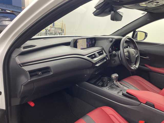 レクサス ＵＸ 250h Fスポーツ 兵庫県 2019(令1)年 4.8万km ホワイトノーヴァガラスフレーク ・純正ナビ/CD/DVD/USB/Bluetooth/Miracast/・バックカメラ/・ビルトインETC2.0/・サンルーフ/・LEXUSsafety/・TRDエアロ（フロントサイド）/・TRDオーバーフェンダー/・プリクラッシュセーフティ/・レーンキープアシスト/・パーキングサポートブレーキ/・クリアランスソナー/・ロードサインアシスト/・先行車発進告知/・レーダークルーズコントロール/・オートマチックハイビーム/・レザーシート/・パワーシート/・前席シートヒーター/・ステアリングヒーター/・パワーバックドア/・ステアリングヒーター/・後席ＵＳＢ充電ポート/・LEDヘッドライト/・LEDフォグランプ/・スマートキー