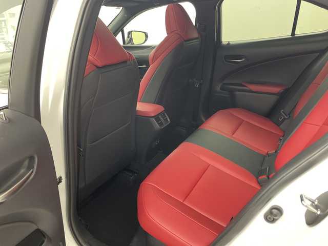 レクサス ＵＸ 250h Fスポーツ 兵庫県 2019(令1)年 4.8万km ホワイトノーヴァガラスフレーク ・純正ナビ/CD/DVD/USB/Bluetooth/Miracast/・バックカメラ/・ビルトインETC2.0/・サンルーフ/・LEXUSsafety/・TRDエアロ（フロントサイド）/・TRDオーバーフェンダー/・プリクラッシュセーフティ/・レーンキープアシスト/・パーキングサポートブレーキ/・クリアランスソナー/・ロードサインアシスト/・先行車発進告知/・レーダークルーズコントロール/・オートマチックハイビーム/・レザーシート/・パワーシート/・前席シートヒーター/・ステアリングヒーター/・パワーバックドア/・ステアリングヒーター/・後席ＵＳＢ充電ポート/・LEDヘッドライト/・LEDフォグランプ/・スマートキー