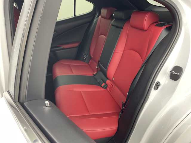 レクサス ＵＸ 250h Fスポーツ 兵庫県 2019(令1)年 4.8万km ホワイトノーヴァガラスフレーク ・純正ナビ/CD/DVD/USB/Bluetooth/Miracast/・バックカメラ/・ビルトインETC2.0/・サンルーフ/・LEXUSsafety/・TRDエアロ（フロントサイド）/・TRDオーバーフェンダー/・プリクラッシュセーフティ/・レーンキープアシスト/・パーキングサポートブレーキ/・クリアランスソナー/・ロードサインアシスト/・先行車発進告知/・レーダークルーズコントロール/・オートマチックハイビーム/・レザーシート/・パワーシート/・前席シートヒーター/・ステアリングヒーター/・パワーバックドア/・ステアリングヒーター/・後席ＵＳＢ充電ポート/・LEDヘッドライト/・LEDフォグランプ/・スマートキー