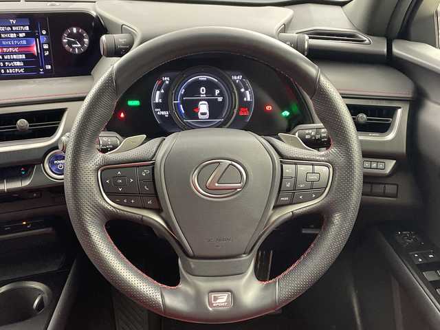 レクサス ＵＸ 250h Fスポーツ 兵庫県 2019(令1)年 4.8万km ホワイトノーヴァガラスフレーク ・純正ナビ/CD/DVD/USB/Bluetooth/Miracast/・バックカメラ/・ビルトインETC2.0/・サンルーフ/・LEXUSsafety/・TRDエアロ（フロントサイド）/・TRDオーバーフェンダー/・プリクラッシュセーフティ/・レーンキープアシスト/・パーキングサポートブレーキ/・クリアランスソナー/・ロードサインアシスト/・先行車発進告知/・レーダークルーズコントロール/・オートマチックハイビーム/・レザーシート/・パワーシート/・前席シートヒーター/・ステアリングヒーター/・パワーバックドア/・ステアリングヒーター/・後席ＵＳＢ充電ポート/・LEDヘッドライト/・LEDフォグランプ/・スマートキー