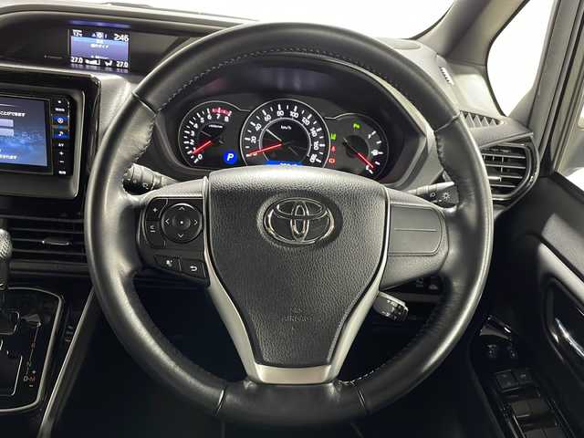 トヨタ ヴォクシー ZS 煌Ⅲ 広島県 2020(令2)年 4万km ブラック ＡＬＰＩＮＥナビ　/両側パワースライドドア　/後席モニター　/バックカメラ　/フルセグＴＶ　/クルーズコントロール　/オートハイビーム　/コーナーセンサー　/レーンキープアシスト　/衝突軽減　/オートライト　/スマートキー/純正１６インチアルミホイール(205/60/R16)/エアバック（運転席/助手席）