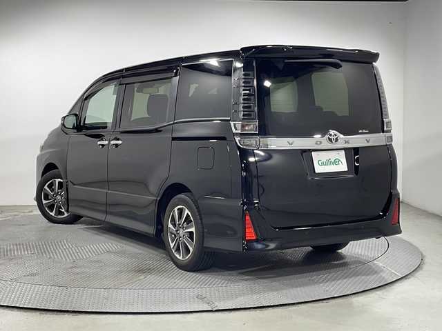 トヨタ ヴォクシー ZS 煌Ⅲ 広島県 2020(令2)年 4万km ブラック ＡＬＰＩＮＥナビ　/両側パワースライドドア　/後席モニター　/バックカメラ　/フルセグＴＶ　/クルーズコントロール　/オートハイビーム　/コーナーセンサー　/レーンキープアシスト　/衝突軽減　/オートライト　/スマートキー/純正１６インチアルミホイール(205/60/R16)/エアバック（運転席/助手席）