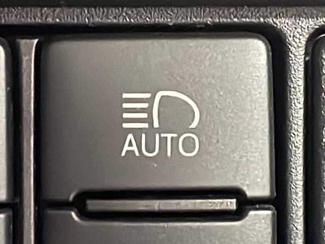 トヨタ ヴォクシー ZS 煌Ⅲ 広島県 2020(令2)年 4万km ブラック ＡＬＰＩＮＥナビ　/両側パワースライドドア　/後席モニター　/バックカメラ　/フルセグＴＶ　/クルーズコントロール　/オートハイビーム　/コーナーセンサー　/レーンキープアシスト　/衝突軽減　/オートライト　/スマートキー/純正１６インチアルミホイール(205/60/R16)/エアバック（運転席/助手席）