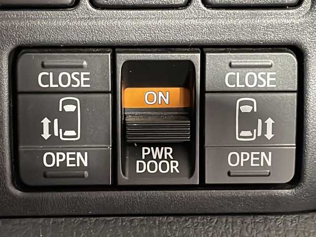 トヨタ ヴォクシー ZS 煌Ⅲ 広島県 2020(令2)年 4万km ブラック ＡＬＰＩＮＥナビ　/両側パワースライドドア　/後席モニター　/バックカメラ　/フルセグＴＶ　/クルーズコントロール　/オートハイビーム　/コーナーセンサー　/レーンキープアシスト　/衝突軽減　/オートライト　/スマートキー/純正１６インチアルミホイール(205/60/R16)/エアバック（運転席/助手席）