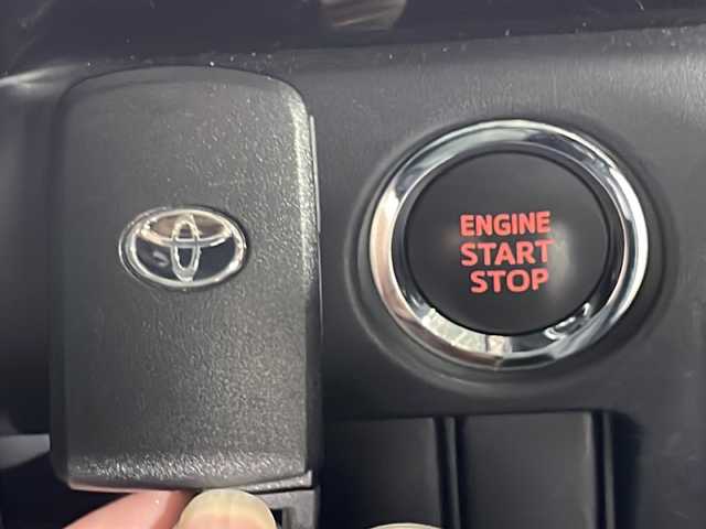 トヨタ ヴォクシー ZS 煌Ⅲ 広島県 2020(令2)年 4万km ブラック ＡＬＰＩＮＥナビ　/両側パワースライドドア　/後席モニター　/バックカメラ　/フルセグＴＶ　/クルーズコントロール　/オートハイビーム　/コーナーセンサー　/レーンキープアシスト　/衝突軽減　/オートライト　/スマートキー/純正１６インチアルミホイール(205/60/R16)/エアバック（運転席/助手席）