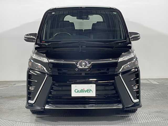 トヨタ ヴォクシー ZS 煌Ⅲ 広島県 2020(令2)年 4万km ブラック ＡＬＰＩＮＥナビ　/両側パワースライドドア　/後席モニター　/バックカメラ　/フルセグＴＶ　/クルーズコントロール　/オートハイビーム　/コーナーセンサー　/レーンキープアシスト　/衝突軽減　/オートライト　/スマートキー/純正１６インチアルミホイール(205/60/R16)/エアバック（運転席/助手席）