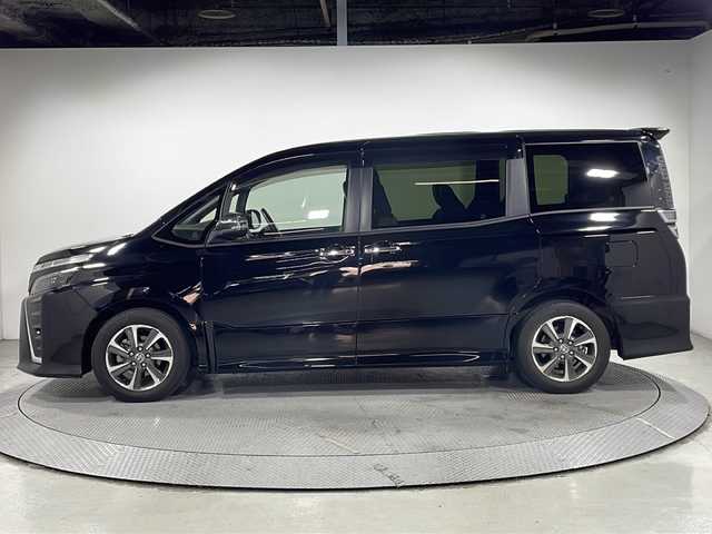 トヨタ ヴォクシー ZS 煌Ⅲ 広島県 2020(令2)年 4万km ブラック ＡＬＰＩＮＥナビ　/両側パワースライドドア　/後席モニター　/バックカメラ　/フルセグＴＶ　/クルーズコントロール　/オートハイビーム　/コーナーセンサー　/レーンキープアシスト　/衝突軽減　/オートライト　/スマートキー/純正１６インチアルミホイール(205/60/R16)/エアバック（運転席/助手席）