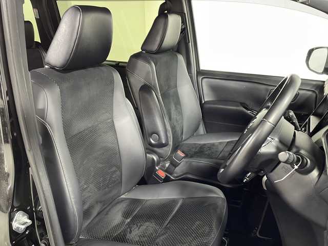 トヨタ ヴォクシー ZS 煌Ⅲ 広島県 2020(令2)年 4万km ブラック ＡＬＰＩＮＥナビ　/両側パワースライドドア　/後席モニター　/バックカメラ　/フルセグＴＶ　/クルーズコントロール　/オートハイビーム　/コーナーセンサー　/レーンキープアシスト　/衝突軽減　/オートライト　/スマートキー/純正１６インチアルミホイール(205/60/R16)/エアバック（運転席/助手席）