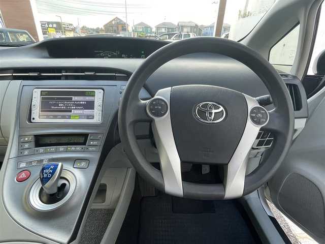 トヨタ プリウス S 千葉県 2013(平25)年 11.7万km ホワイトパールクリスタルシャイン (株)IDOMが運営する【じしゃロン八千代店】の自社ローン対象車両になります。こちらは現金またはオートローンご利用時の価格です。自社ローンご希望の方は別途その旨お申付け下さい/純正ナビ（CD・BT接続可）/ワンセグテレビ/バックカメラ/ETC/HID