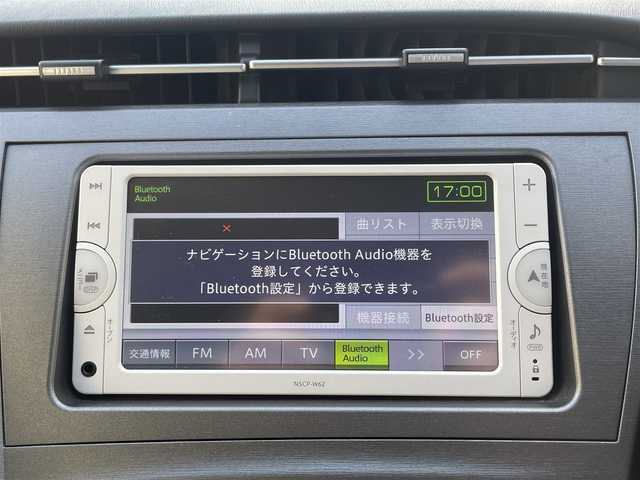 トヨタ プリウス S 千葉県 2013(平25)年 11.7万km ホワイトパールクリスタルシャイン (株)IDOMが運営する【じしゃロン八千代店】の自社ローン対象車両になります。こちらは現金またはオートローンご利用時の価格です。自社ローンご希望の方は別途その旨お申付け下さい/純正ナビ（CD・BT接続可）/ワンセグテレビ/バックカメラ/ETC/HID