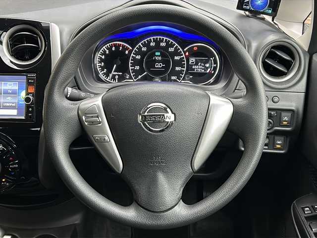 日産 ノート X DIG－S Vセレ +セーフ 京都府 2015(平27)年 6.7万km ブリリアントホワイトパール ワンオーナー/プッシュスタート/アイドリングストップ/純正ナビ/(BT/AM/FM/TV/USB/DVD/CD)/全方位カメラ/前後ドライブレコーダー/前後コーナーセンサー/オートライト/横滑り防止装置/レーンキープアシスト