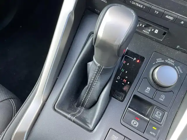 レクサス ＮＸ 200t 千葉県 2016(平28)年 5.5万km ソニッククォーツ サンルーフ/レクサスプレミアムサウンド/レクサスセーフティセンス/　衝突軽減ブレーキ/レーンキープアシスト/　レーダークルーズコントロール/オートハイビーム/　クリアランスソナー/ブラインドスポットモニター/純正メーカーナビ/　フルセグ/BT/DVD/CD/USB/全方位カメラ/ステアリングスイッチ/パドルシフト/ETC2.0/電動パーキングブレーキ/レザーシート(黒)/パワーシート(D/N席)/D席メモリシート/シートヒーター(D/N席)/エアシート(D/N席)/ステアリングヒーター/LEDヘッドライト/オートライト/フォグライト/スマートキー/プッシュスタート