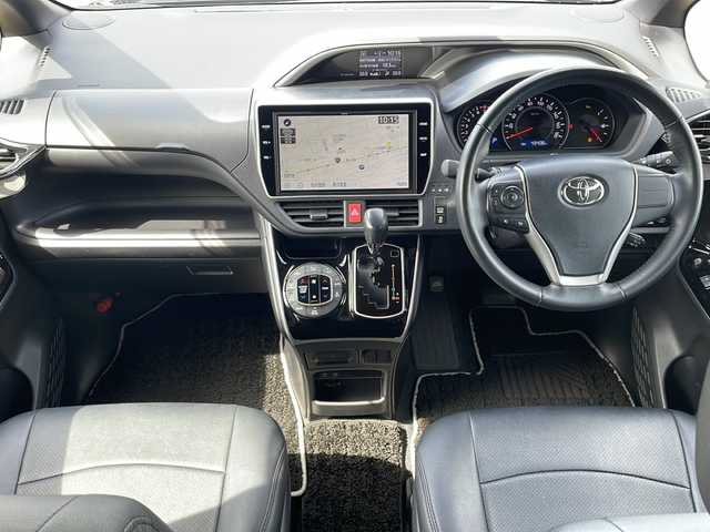 トヨタ ヴォクシー ZS 煌Ⅲ 道東・釧路十勝 2021(令3)年 4.4万km ブラック ・４WD/・寒冷地仕様/・純正10インチSDメモリナビ/（CD・DVD・AM・FM・フルセグ・BT）/・バックカメラ/・スマートキー/・プッシュスタート/・ETC/・アイドリングストップ/・革調シートカバー/・両側電動スライドドア/・レーダークルーズコントロール/・ワイパーデアイサー/・オートハイビーム/・白線逸脱防止機能/・衝突被害軽減ブレーキ/・前後ドライブレコーダー/・スマートキー一体型純正エンジンスターター/・純正16インチアルミホイール/・保証書/・取扱説明書