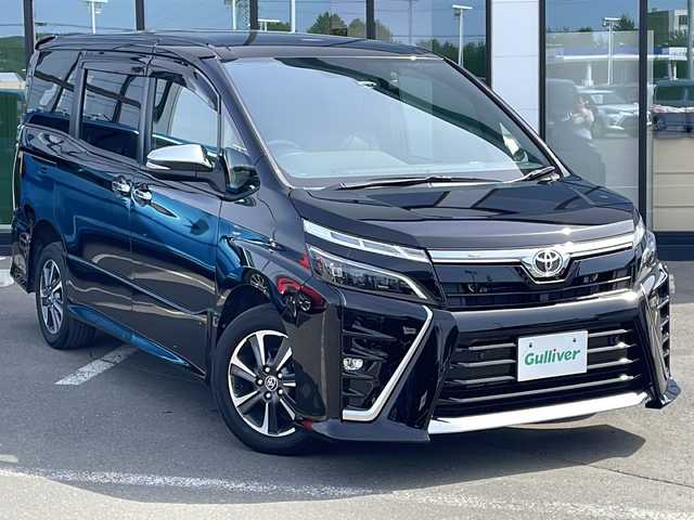 トヨタ ヴォクシー ZS 煌Ⅲ 道東・釧路十勝 2021(令3)年 4.4万km ブラック ・４WD/・寒冷地仕様/・純正10インチSDメモリナビ/（CD・DVD・AM・FM・フルセグ・BT）/・バックカメラ/・スマートキー/・プッシュスタート/・ETC/・アイドリングストップ/・革調シートカバー/・両側電動スライドドア/・レーダークルーズコントロール/・ワイパーデアイサー/・オートハイビーム/・白線逸脱防止機能/・衝突被害軽減ブレーキ/・前後ドライブレコーダー/・スマートキー一体型純正エンジンスターター/・純正16インチアルミホイール/・保証書/・取扱説明書