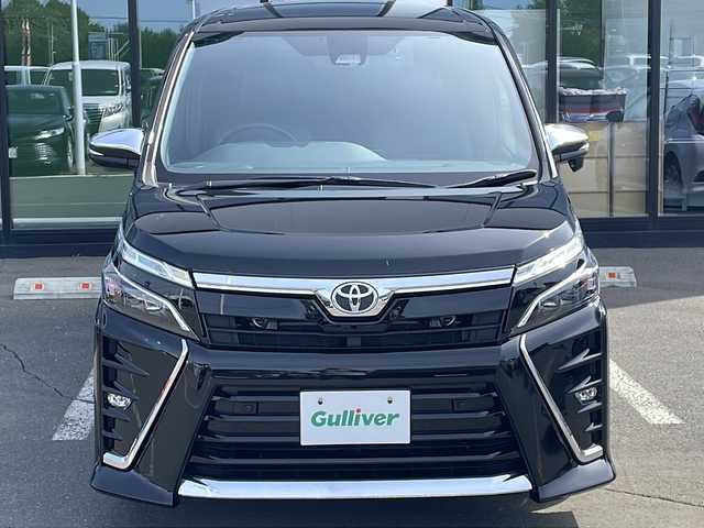 トヨタ ヴォクシー ZS 煌Ⅲ 道東・釧路十勝 2021(令3)年 4.4万km ブラック ・４WD/・寒冷地仕様/・純正10インチSDメモリナビ/（CD・DVD・AM・FM・フルセグ・BT）/・バックカメラ/・スマートキー/・プッシュスタート/・ETC/・アイドリングストップ/・革調シートカバー/・両側電動スライドドア/・レーダークルーズコントロール/・ワイパーデアイサー/・オートハイビーム/・白線逸脱防止機能/・衝突被害軽減ブレーキ/・前後ドライブレコーダー/・スマートキー一体型純正エンジンスターター/・純正16インチアルミホイール/・保証書/・取扱説明書
