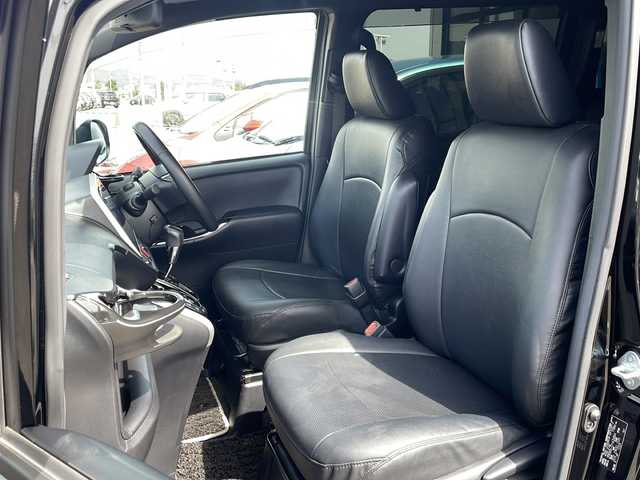 トヨタ ヴォクシー ZS 煌Ⅲ 道東・釧路十勝 2021(令3)年 4.4万km ブラック ・４WD/・寒冷地仕様/・純正10インチSDメモリナビ/（CD・DVD・AM・FM・フルセグ・BT）/・バックカメラ/・スマートキー/・プッシュスタート/・ETC/・アイドリングストップ/・革調シートカバー/・両側電動スライドドア/・レーダークルーズコントロール/・ワイパーデアイサー/・オートハイビーム/・白線逸脱防止機能/・衝突被害軽減ブレーキ/・前後ドライブレコーダー/・スマートキー一体型純正エンジンスターター/・純正16インチアルミホイール/・保証書/・取扱説明書