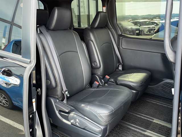 トヨタ ヴォクシー ZS 煌Ⅲ 道東・釧路十勝 2021(令3)年 4.4万km ブラック ・４WD/・寒冷地仕様/・純正10インチSDメモリナビ/（CD・DVD・AM・FM・フルセグ・BT）/・バックカメラ/・スマートキー/・プッシュスタート/・ETC/・アイドリングストップ/・革調シートカバー/・両側電動スライドドア/・レーダークルーズコントロール/・ワイパーデアイサー/・オートハイビーム/・白線逸脱防止機能/・衝突被害軽減ブレーキ/・前後ドライブレコーダー/・スマートキー一体型純正エンジンスターター/・純正16インチアルミホイール/・保証書/・取扱説明書