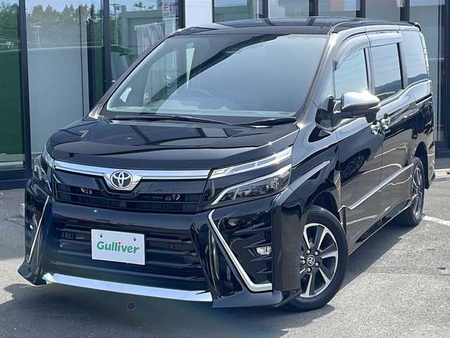 トヨタ ヴォクシー ZS 煌Ⅲ 道東・釧路十勝 2021(令3)年 4.4万km ブラック ・４WD/・寒冷地仕様/・純正10インチSDメモリナビ/（CD・DVD・AM・FM・フルセグ・BT）/・バックカメラ/・スマートキー/・プッシュスタート/・ETC/・アイドリングストップ/・革調シートカバー/・両側電動スライドドア/・レーダークルーズコントロール/・ワイパーデアイサー/・オートハイビーム/・白線逸脱防止機能/・衝突被害軽減ブレーキ/・前後ドライブレコーダー/・スマートキー一体型純正エンジンスターター/・純正16インチアルミホイール/・保証書/・取扱説明書