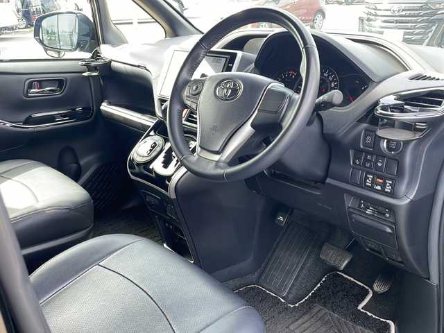 トヨタ ヴォクシー ZS 煌Ⅲ 道東・釧路十勝 2021(令3)年 4.4万km ブラック ・４WD/・寒冷地仕様/・純正10インチSDメモリナビ/（CD・DVD・AM・FM・フルセグ・BT）/・バックカメラ/・スマートキー/・プッシュスタート/・ETC/・アイドリングストップ/・革調シートカバー/・両側電動スライドドア/・レーダークルーズコントロール/・ワイパーデアイサー/・オートハイビーム/・白線逸脱防止機能/・衝突被害軽減ブレーキ/・前後ドライブレコーダー/・スマートキー一体型純正エンジンスターター/・純正16インチアルミホイール/・保証書/・取扱説明書