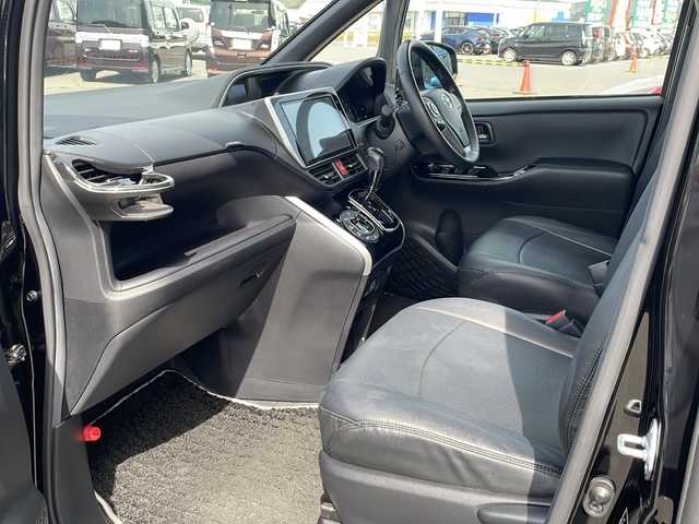 トヨタ ヴォクシー ZS 煌Ⅲ 道東・釧路十勝 2021(令3)年 4.4万km ブラック ・４WD/・寒冷地仕様/・純正10インチSDメモリナビ/（CD・DVD・AM・FM・フルセグ・BT）/・バックカメラ/・スマートキー/・プッシュスタート/・ETC/・アイドリングストップ/・革調シートカバー/・両側電動スライドドア/・レーダークルーズコントロール/・ワイパーデアイサー/・オートハイビーム/・白線逸脱防止機能/・衝突被害軽減ブレーキ/・前後ドライブレコーダー/・スマートキー一体型純正エンジンスターター/・純正16インチアルミホイール/・保証書/・取扱説明書
