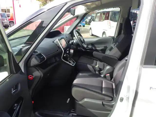 日産 セレナ ハイウェイスター G 千葉県 2017(平29)年 7.3万km ブリリアントシルバー エマージェンシーブレーキ/プロパイロット/インテリジェントクルーズコントロール/インテリジェントパーキングアシスト/インテリジェントルームミラー/両側パワースライドドア/9純正インチ純正SDナビ/地デジTV/【BD/DVD/CD再生機能　Bluetooth接続】/アラウンドビューモニター/ドライブレコーダー/フリップダウンモニター/革巻きステアリング/ステアリングスイッチ/ETC/LEDヘッドライト/フォグライト/ウインカーミラー/コーナーセンサー/純正16インチアルミホイル/サイド/カーテンエアバッグ/インテリジェントキー