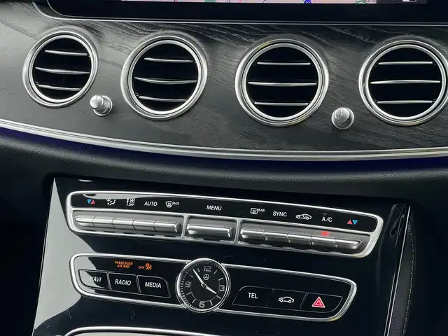 メルセデス・ベンツ Ｅ２２０ｄ SW アバンギャルド スポーツ 山梨県 2017(平29)年 3.9万km ポーラホワイト レーダーＳＰ/全周囲Ｃ　/純正ＨＤＤナビ　　/カープレイ　/パークトロニック　　/ＡＣＣ　/ＬＫＡ　/ＢＳＡ　/ステアリングＡ　/アンビエントＬ　/前Ｐシート　/シートＨ　/マルチＬＥＤ　/Ａハイビーム　/保証書　/スペアキー