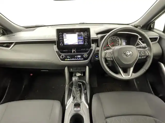 トヨタ カローラ クロス G 熊本県 2023(令5)年 2.5万km アティチュードブラックマイカ 純正ディスプレイオーディオ（ＢＴ・フルセグ・ＣＤ・ＵＳＢ）/バックカメラ　/前方ドライブレコーダー　/ビルトインＥＴＣ　/レーダークルーズコントロール　/前後クリアランスソナー/衝突軽減ブレーキ/レーンキープアシスト/プリクラッシュセーフティ/駐車時支援パーキングサポートシステム/ロードサインアシスト/横滑り防止/オートブレーキホールド/社外フロアマット/純正17インチAW/オートライト/LEDヘッドライト/オートマチックハイビーム/フォグランプ/スマートキー/プッシュスタート/保証書/取扱説明書