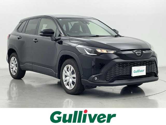 トヨタ カローラ クロス G 熊本県 2023(令5)年 2.5万km アティチュードブラックマイカ 純正ディスプレイオーディオ（ＢＴ・フルセグ・ＣＤ・ＵＳＢ）/バックカメラ　/前方ドライブレコーダー　/ビルトインＥＴＣ　/レーダークルーズコントロール　/前後クリアランスソナー/衝突軽減ブレーキ/レーンキープアシスト/プリクラッシュセーフティ/駐車時支援パーキングサポートシステム/ロードサインアシスト/横滑り防止/オートブレーキホールド/社外フロアマット/純正17インチAW/オートライト/LEDヘッドライト/オートマチックハイビーム/フォグランプ/スマートキー/プッシュスタート/保証書/取扱説明書