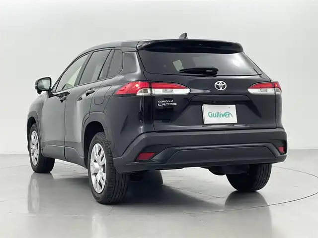 トヨタ カローラ クロス G 熊本県 2023(令5)年 2.5万km アティチュードブラックマイカ 純正ディスプレイオーディオ（ＢＴ・フルセグ・ＣＤ・ＵＳＢ）/バックカメラ　/前方ドライブレコーダー　/ビルトインＥＴＣ　/レーダークルーズコントロール　/前後クリアランスソナー/衝突軽減ブレーキ/レーンキープアシスト/プリクラッシュセーフティ/駐車時支援パーキングサポートシステム/ロードサインアシスト/横滑り防止/オートブレーキホールド/社外フロアマット/純正17インチAW/オートライト/LEDヘッドライト/オートマチックハイビーム/フォグランプ/スマートキー/プッシュスタート/保証書/取扱説明書