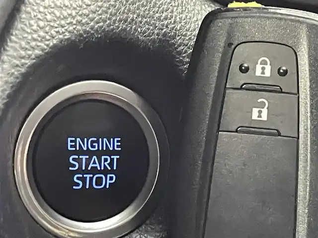 トヨタ カローラ クロス G 熊本県 2023(令5)年 2.5万km アティチュードブラックマイカ 純正ディスプレイオーディオ（ＢＴ・フルセグ・ＣＤ・ＵＳＢ）/バックカメラ　/前方ドライブレコーダー　/ビルトインＥＴＣ　/レーダークルーズコントロール　/前後クリアランスソナー/衝突軽減ブレーキ/レーンキープアシスト/プリクラッシュセーフティ/駐車時支援パーキングサポートシステム/ロードサインアシスト/横滑り防止/オートブレーキホールド/社外フロアマット/純正17インチAW/オートライト/LEDヘッドライト/オートマチックハイビーム/フォグランプ/スマートキー/プッシュスタート/保証書/取扱説明書