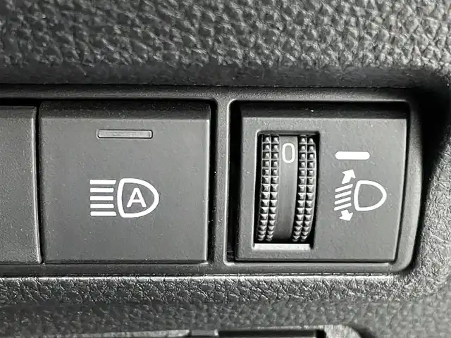 トヨタ カローラ クロス G 熊本県 2023(令5)年 2.5万km アティチュードブラックマイカ 純正ディスプレイオーディオ（ＢＴ・フルセグ・ＣＤ・ＵＳＢ）/バックカメラ　/前方ドライブレコーダー　/ビルトインＥＴＣ　/レーダークルーズコントロール　/前後クリアランスソナー/衝突軽減ブレーキ/レーンキープアシスト/プリクラッシュセーフティ/駐車時支援パーキングサポートシステム/ロードサインアシスト/横滑り防止/オートブレーキホールド/社外フロアマット/純正17インチAW/オートライト/LEDヘッドライト/オートマチックハイビーム/フォグランプ/スマートキー/プッシュスタート/保証書/取扱説明書